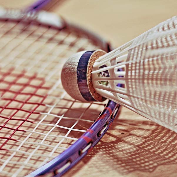 Le badminton est un sport qui se pratique exclusivement en salle en simple ou en double…