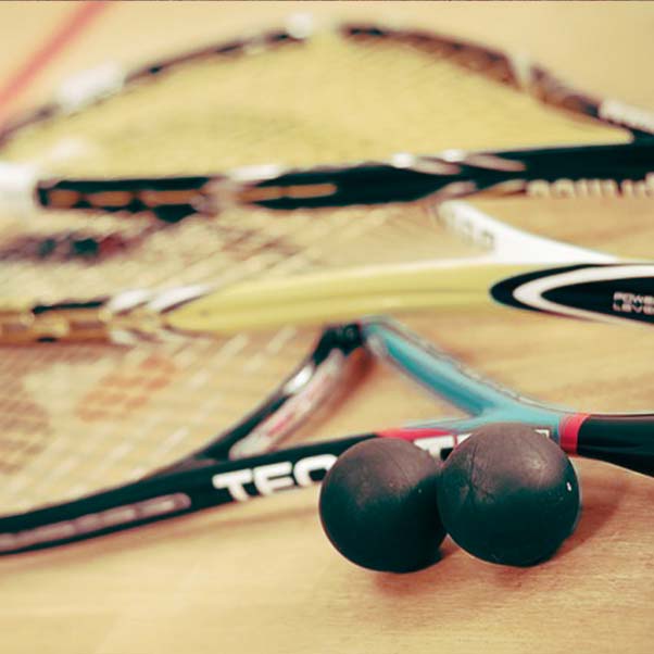 Le squash est un sport complet, ludique, de stratégie qui demande de bonnes qualités physiques…