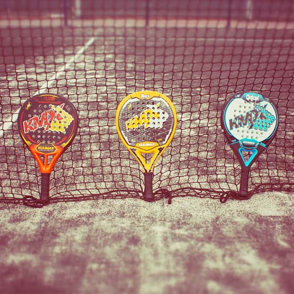 Le Padel est un sport de raquette dérivé du tennis, se jouant sur un court plus petit, encadré de murs et de grillages…